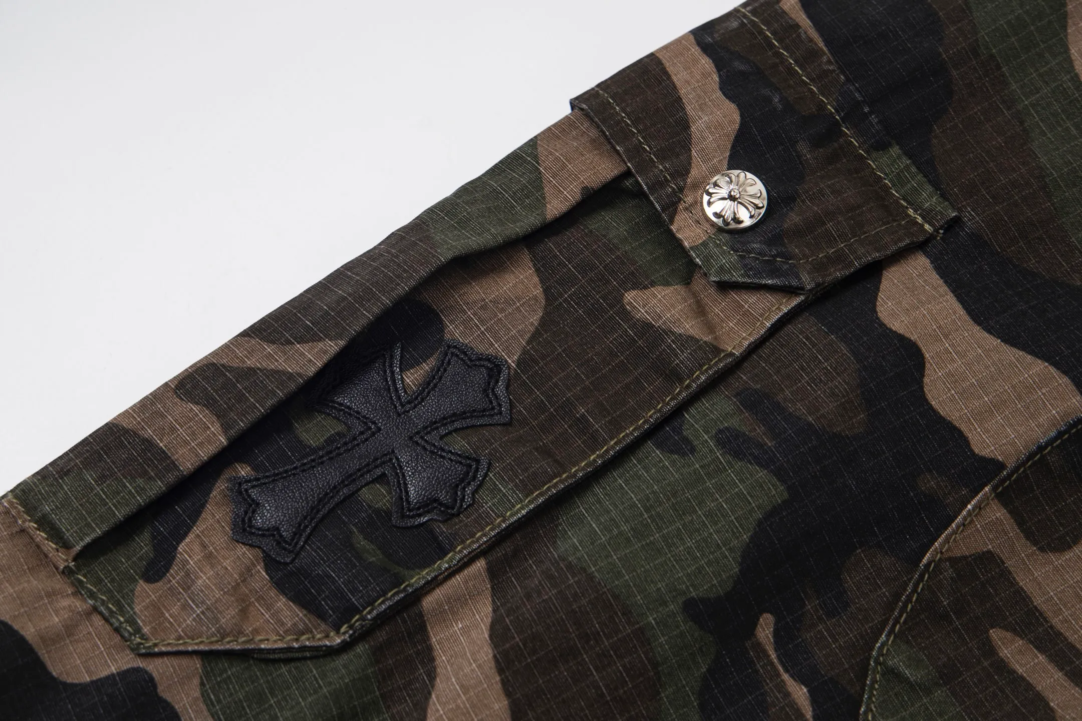 P260 (all popular models are back) Chrome hearts CH Chrome hearts new silver camouflage three-dimensional pocket overalls Chrome hearts is a top brand in the fashion world, and this pair of pants is one of the best. It uses the classic Levi's jeans bottom panel, which has been carefully disassembled and spliced. The washed effect is natural, showing a unique retro charm. The pants are based on camouflage and are paired with cross patches, which have a great visual impact. These patches are exquisitely crafted and have a luxurious feel. The hardware accessories are ultra-exquisite. The placket buckle is made of silver, hand-polished and painted with distressing liquid. The main buckle has a three-dimensional cross flower shape. The six-pointed star screws and hand-cut leather washers on the back are full of details, which are both beautiful and durable. Style number: 1731# Color: Camouflage Size: 28 30 32 34 36